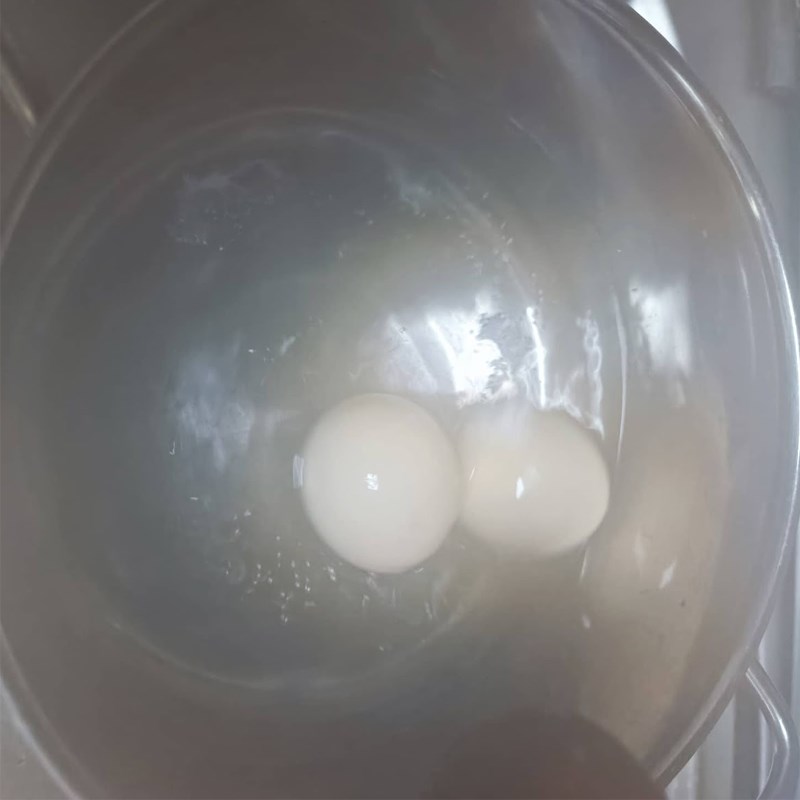 Bước 3 Luộc trứng lòng đào Mì ý trộn trứng lòng đào sốt bơ lạc