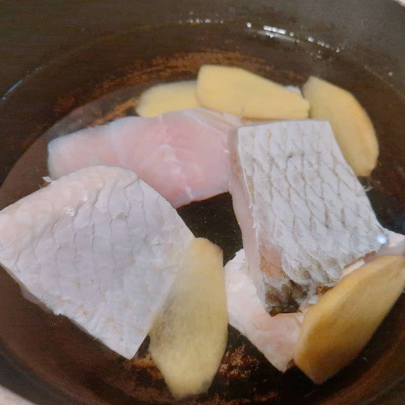 Bước 2 Nấu chín cá Canh cá chép nấu rau cải bó xôi