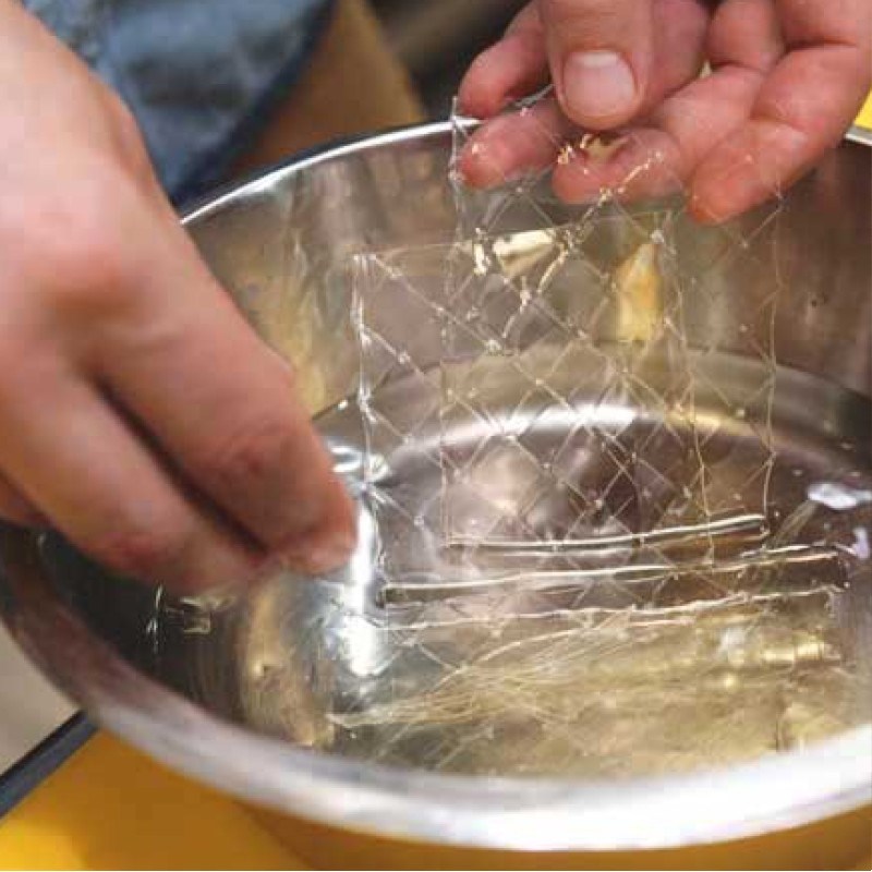 Bước 1 Ngâm lá gelatin Pudding sữa kẹo xốp Marshmallow