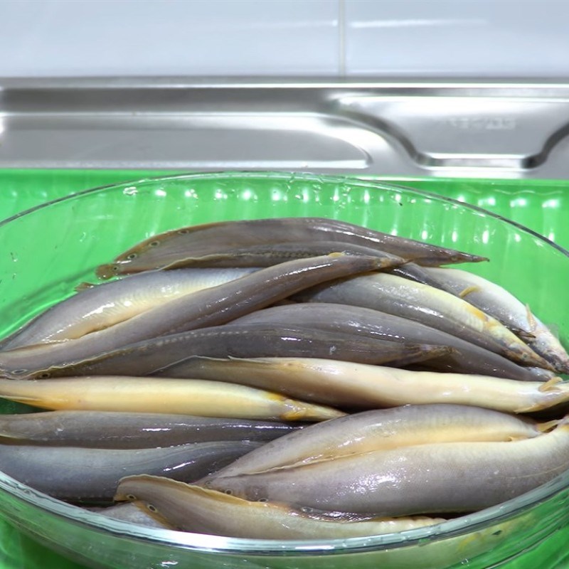 Bước 2 Sơ chế cá chạch Cá chạch kho nghệ