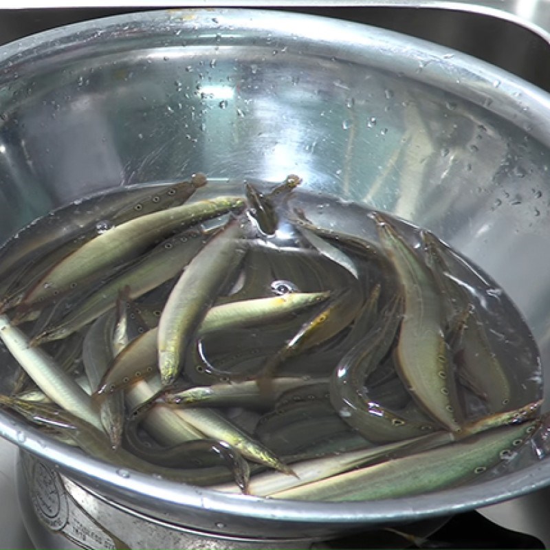 Bước 2 Sơ chế cá chạch Cá chạch kho nghệ