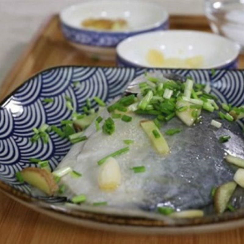 Bước 2 Sơ chế cá chim Cá chim hấp muối hành