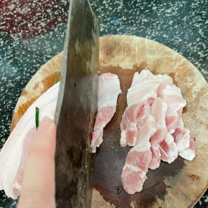 Bước 1 Sơ chế các nguyên liệu Thịt lợn xào lá móc mật