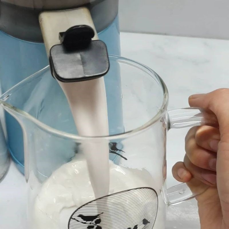 Bước 1 Sơ chế dừa Sữa đặc thuần chay từ hạt điều