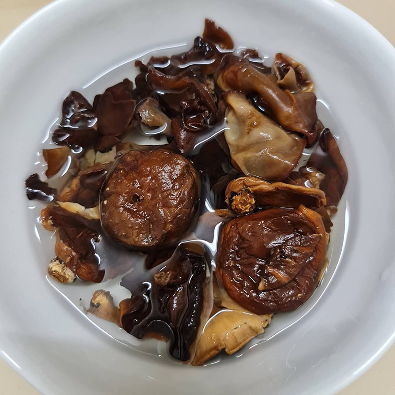 Bước 1 Sơ chế nguyên liệu Chả cuốn lá xương sông (Công thức được chia sẻ từ người dùng)