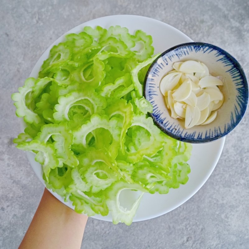 Bước 1 Sơ chế nguyên liệu Mướp đắng xào tỏi