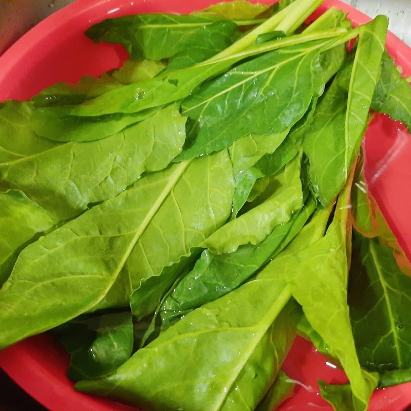 Bước 1 Sơ chế nguyên liệu Canh cá chép nấu rau cải bó xôi