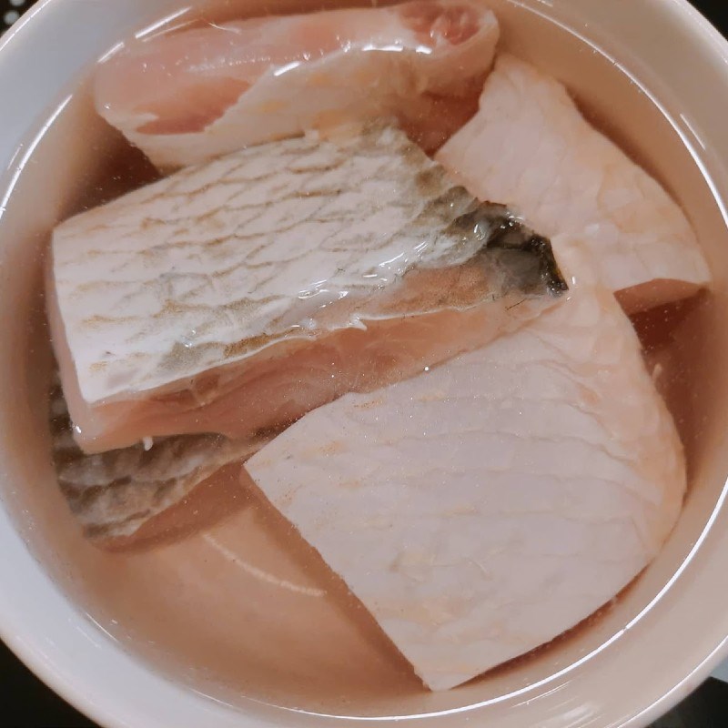 Bước 1 Sơ chế nguyên liệu Canh cá chép nấu rau cải bó xôi