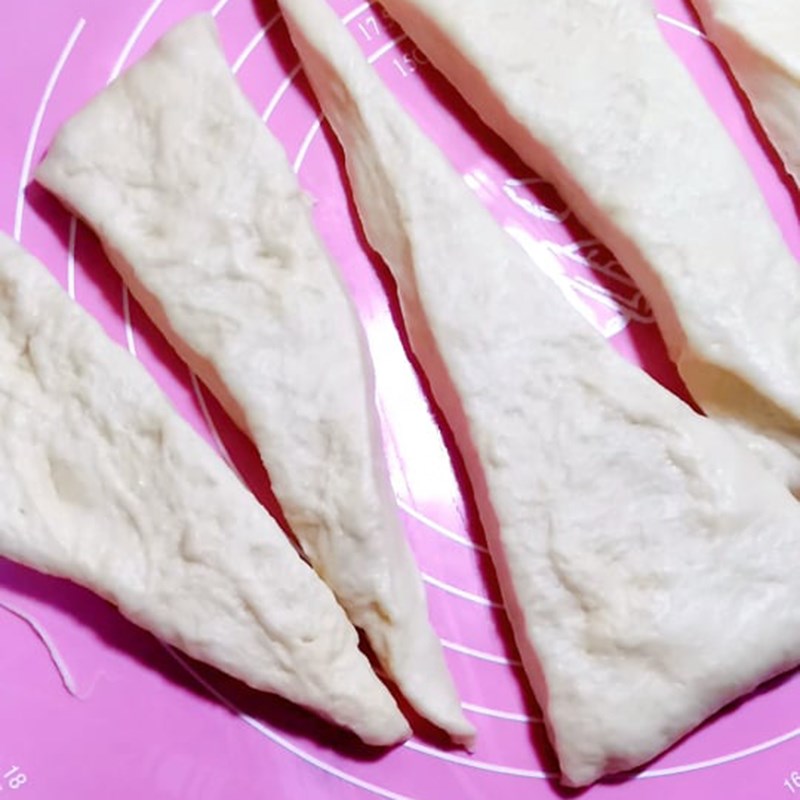 Bước 3 Tạo hình bánh mì cua Bánh mì cua sữa dừa