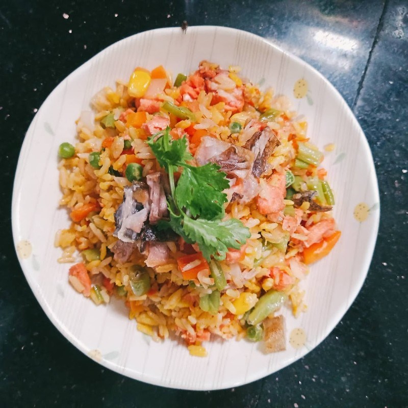 Bước 4 Thành phẩm Cơm chiên cá hồi (công thức chia sẻ từ người dùng)