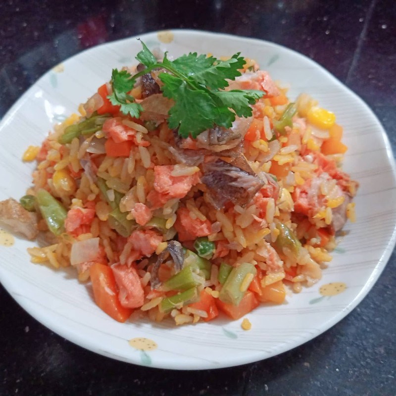 Bước 4 Thành phẩm Cơm chiên cá hồi (công thức chia sẻ từ người dùng)