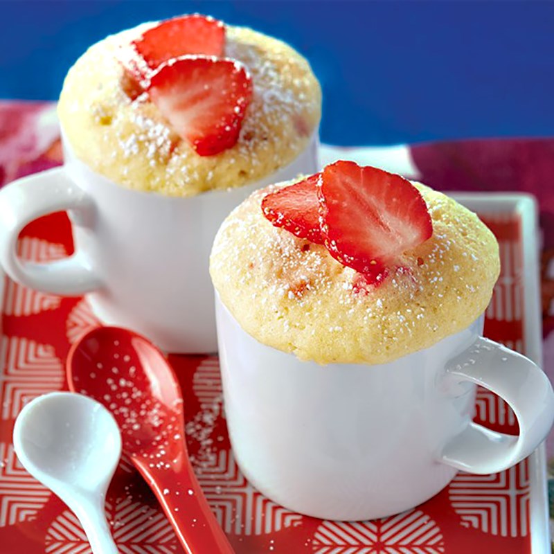 Bước 4 Thành phẩm Mug cake dâu tây
