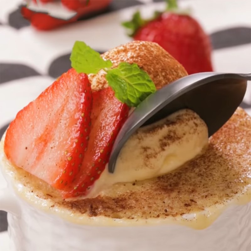 Bước 4 Thành phẩm Mug cake dâu tây
