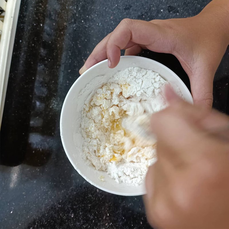 Bước 2 Trộn bột Sushi tôm tempura chiên giòn