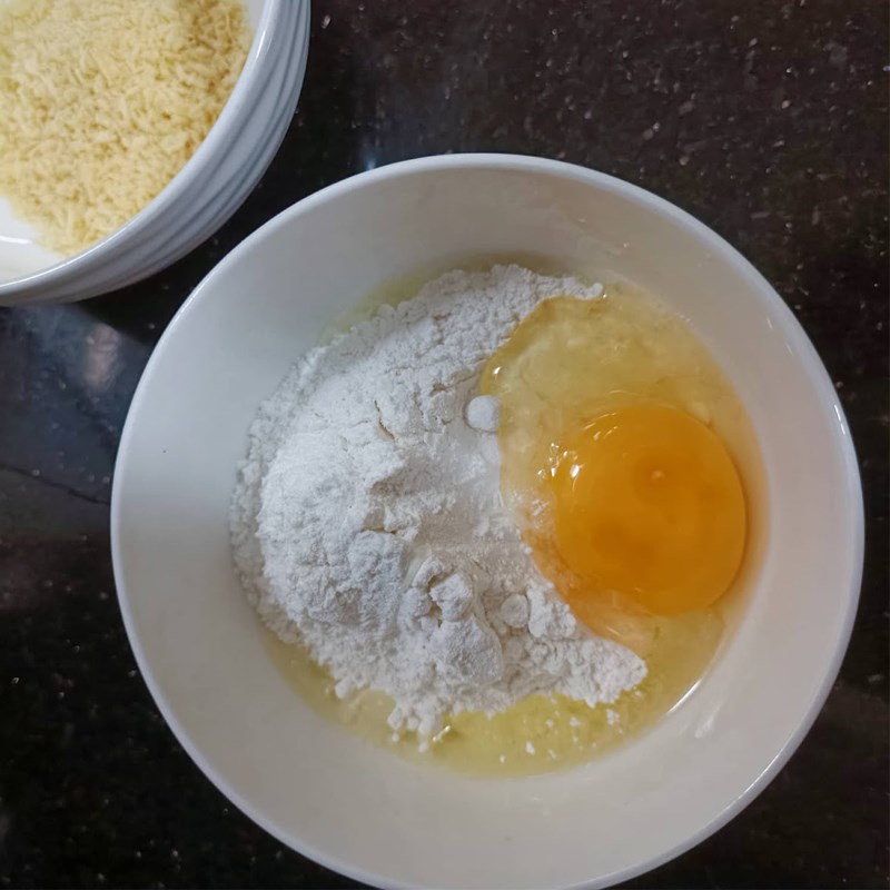 Bước 2 Trộn bột Sushi tôm tempura chiên giòn