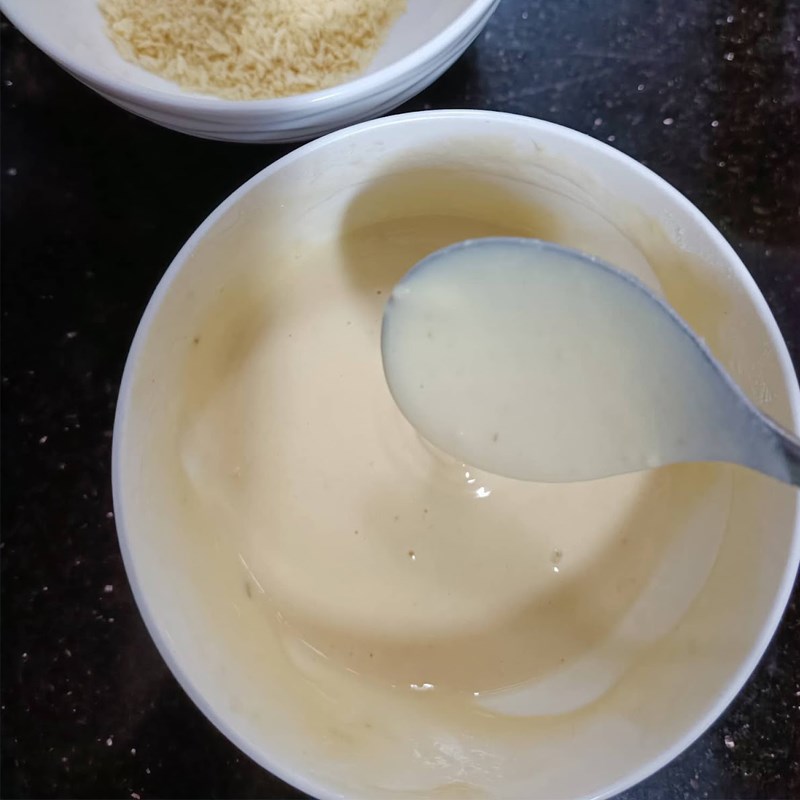Bước 2 Trộn bột Sushi tôm tempura chiên giòn
