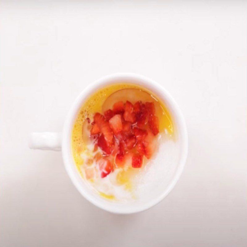 Bước 2 Trộn bột Mug cake dâu tây