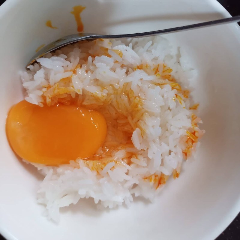 Bước 2 Trộn cơm và sơ chế nguyên liệu khác Cơm chiên cá hồi (công thức chia sẻ từ người dùng)