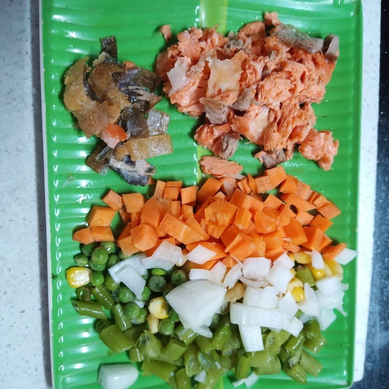 Bước 2 Trộn cơm và sơ chế nguyên liệu khác Cơm chiên cá hồi (công thức chia sẻ từ người dùng)