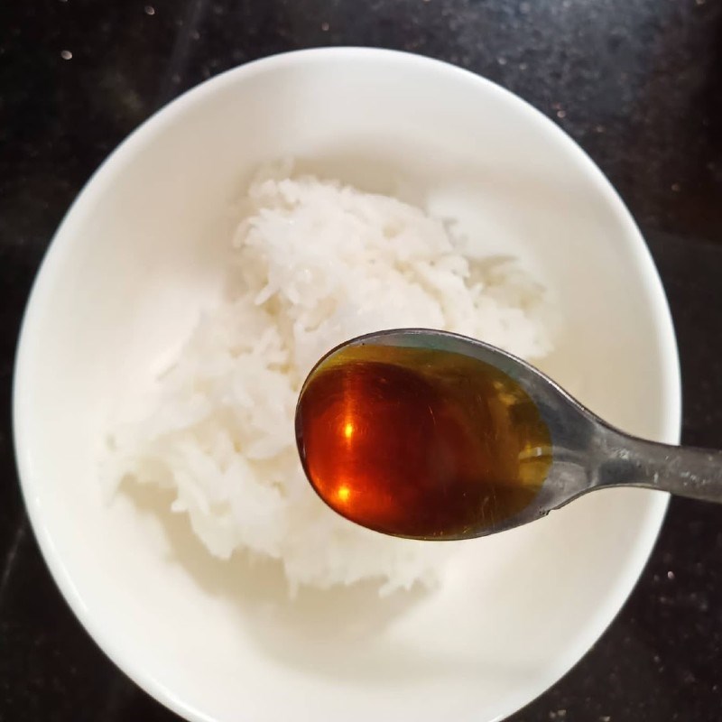 Bước 2 Trộn cơm và sơ chế nguyên liệu khác Cơm chiên cá hồi (công thức chia sẻ từ người dùng)