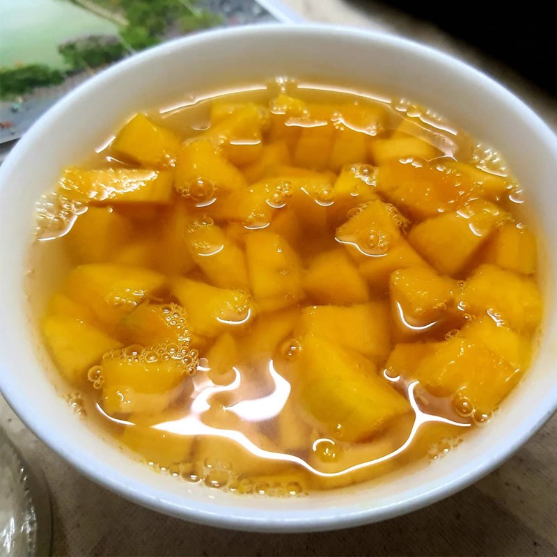 Bước 2 Trộn gelatin và trái cây Panna cotta bơ xoài