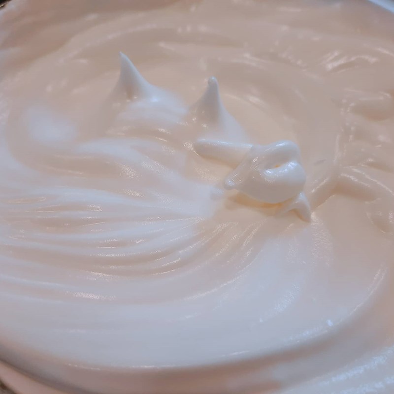 Bước 4 Trộn hỗn hợp bột, trứng Bánh bông lan chuối sữa chua