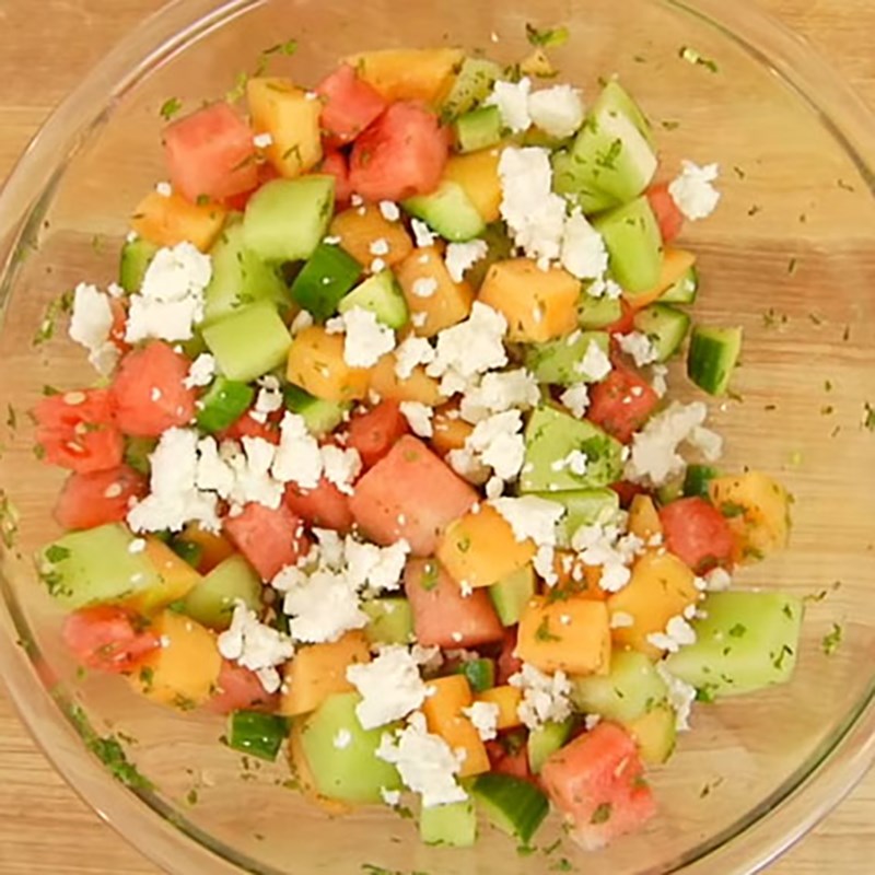 Bước 2 Trộn salad Salad rau củ quả với phô mai feta