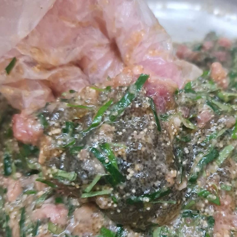 Bước 2 Ướp nguyên liệu Trứng cá chép chiên lá lốt (công thức được chia sẻ từ người dùng)