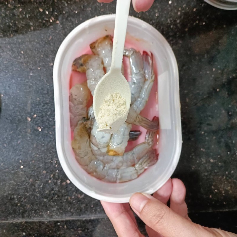 Bước 1 Ướp tôm Tôm chiên dừa