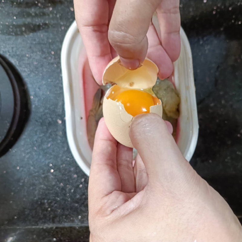 Bước 1 Ướp tôm Tôm chiên dừa