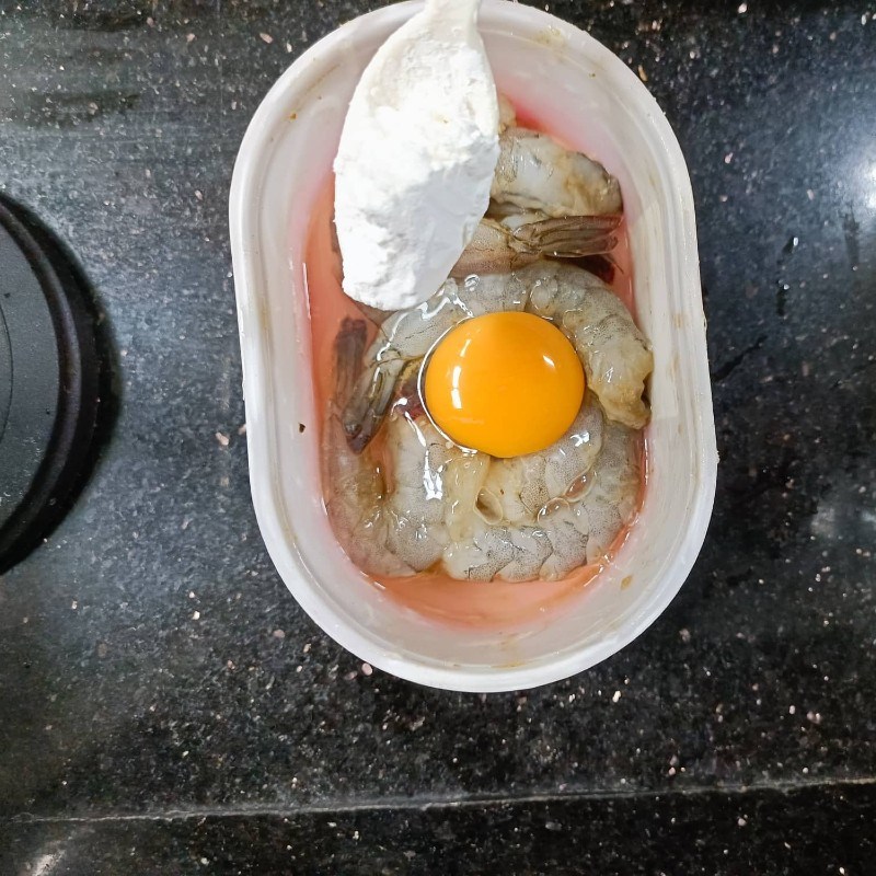 Bước 1 Ướp tôm Tôm chiên dừa