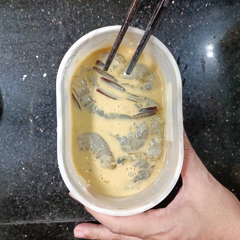 Bước 1 Ướp tôm Tôm chiên dừa