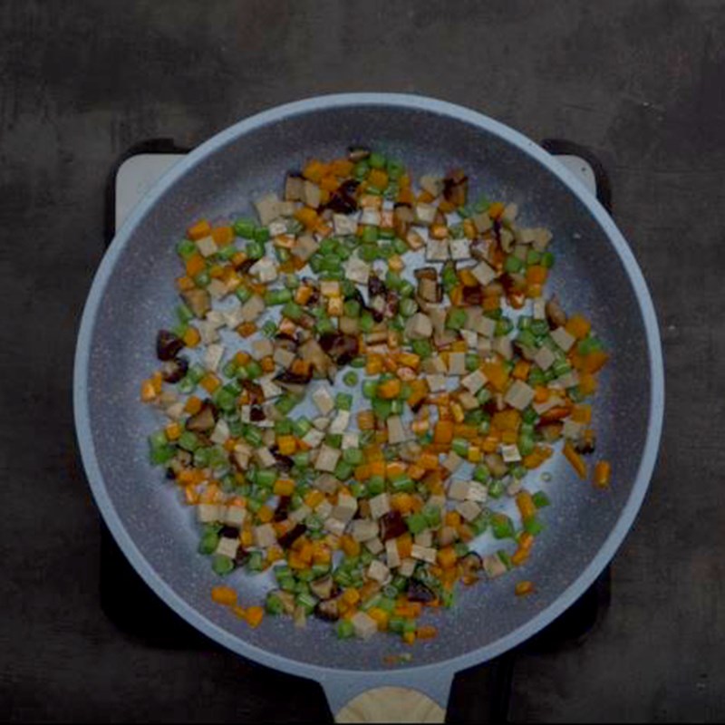 Bước 3 Xào nguyên liệu Cơm chay lá sen