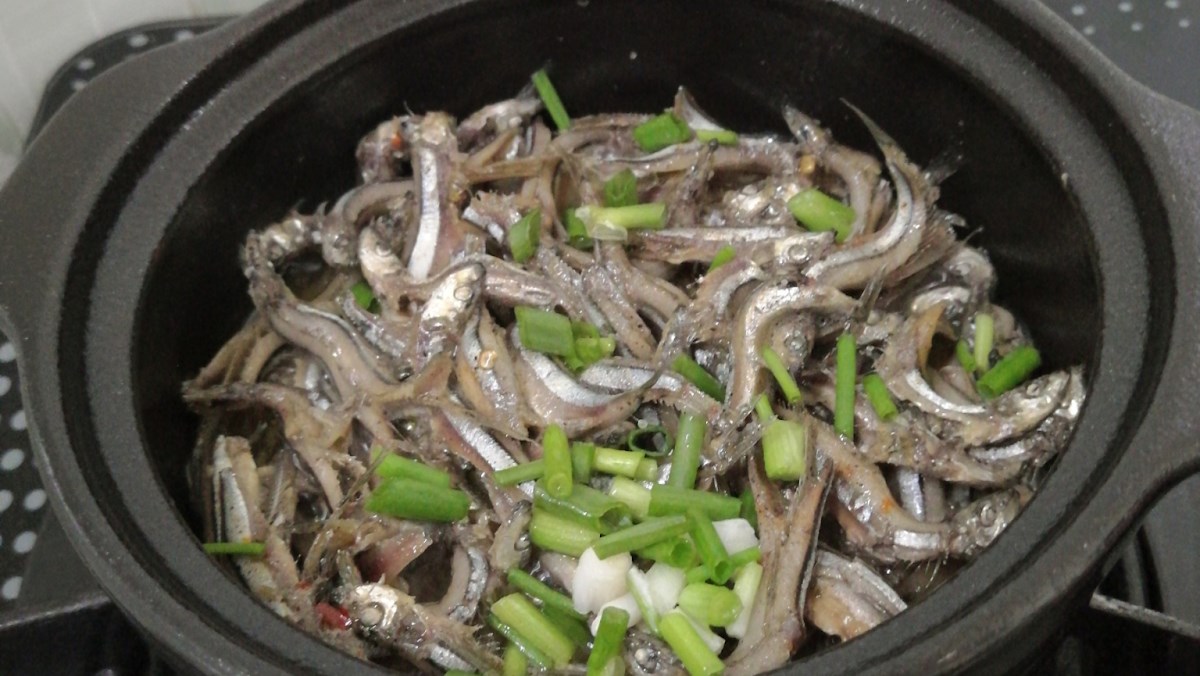 Cá cơm kho tiêu và cá cơm kho nghệ