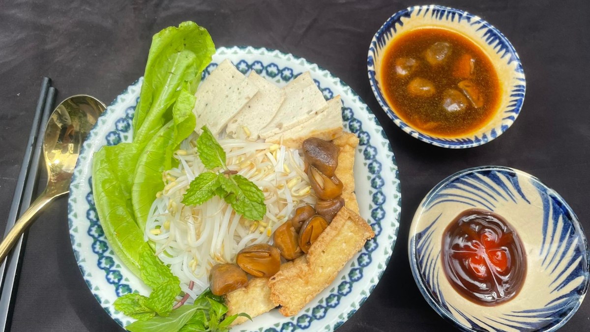 Hủ tiếu khô chay với nấm