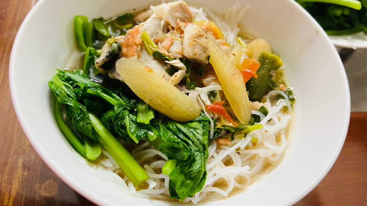 Lẩu cá hồi măng chua