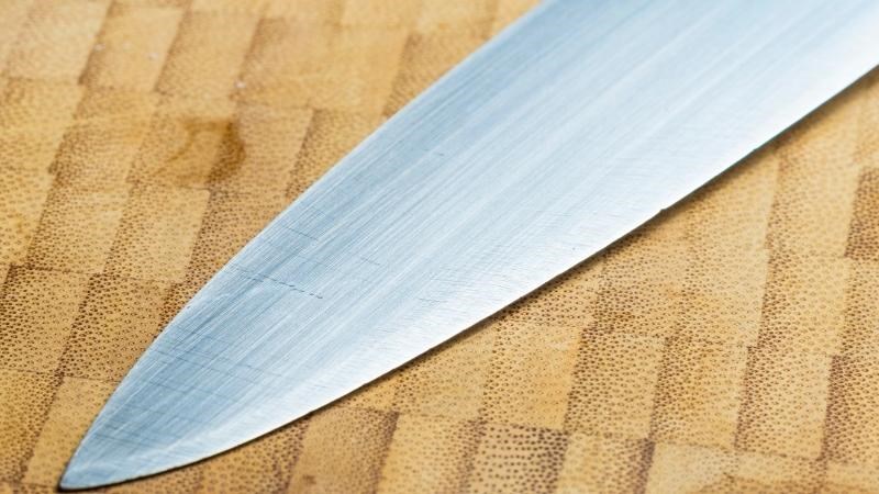 Dao m&agrave;i bằng giấy nh&aacute;m kh&ocirc;ng qu&aacute; b&eacute;n