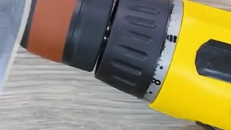 Bật m&aacute;y khoan