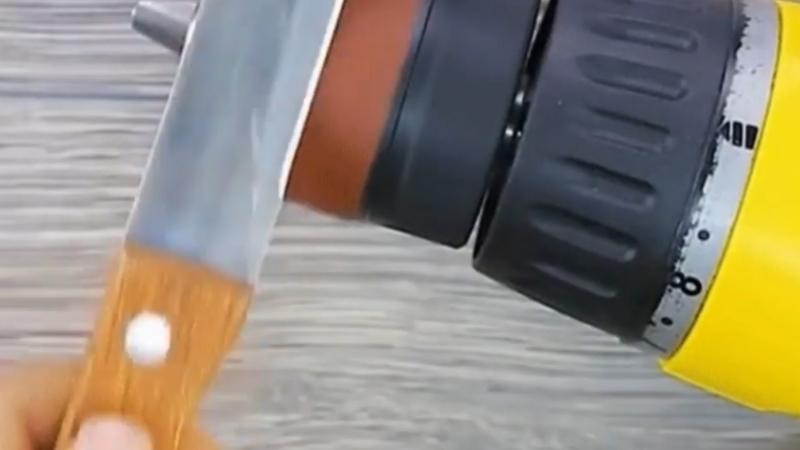 M&agrave;i dao với giấy nh&aacute;m v&agrave; m&aacute;y khoan tường