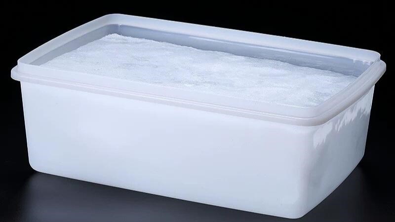 Sửa dụng hộp đựng thực phẩm làm khay đá