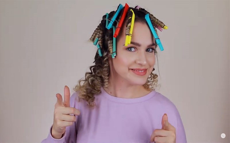 D&ugrave;ng ống h&uacute;t để l&agrave;m xoăn t&oacute;c