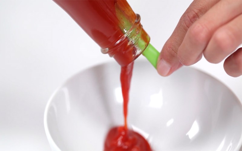 D&ugrave;ng ống h&uacute;t để lấy tương ớt dễ d&agrave;ng hơn