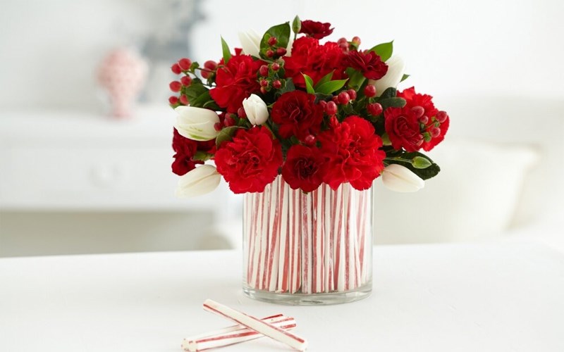 D&ugrave;ng ống h&uacute;t để gi&uacute;p hoa được cắm thẳng đứng