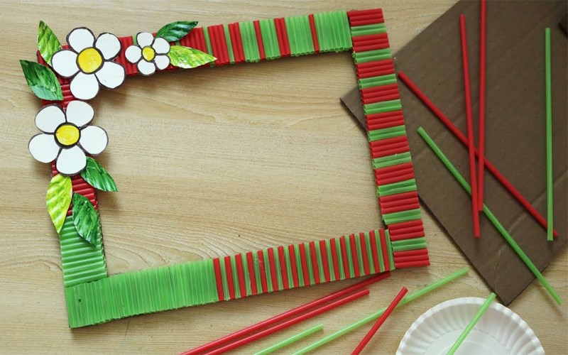 D&ugrave;ng ống h&uacute;t để l&agrave;m khung ảnh