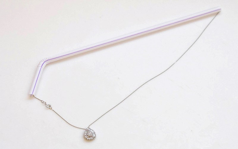 D&ugrave;ng ống h&uacute;t để giữ cho d&acirc;y chuyền khỏi bị rối