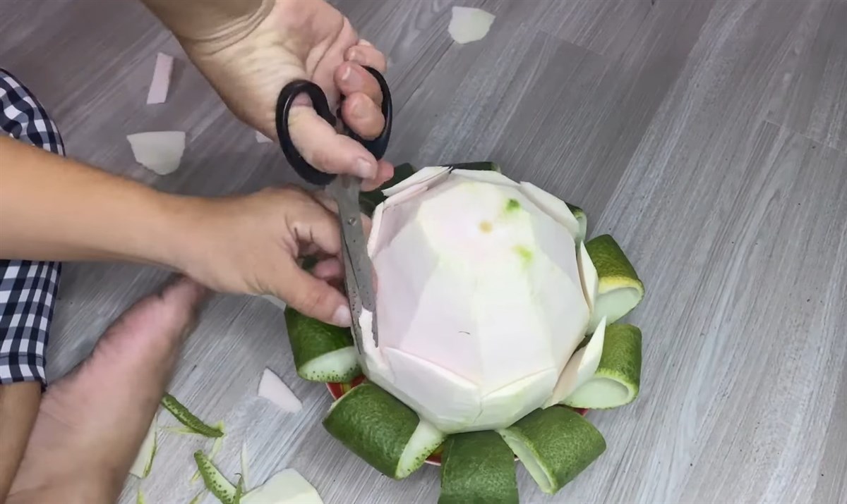 Tạo hình cánh sen bằng phần vỏ trắng của quả bưởi