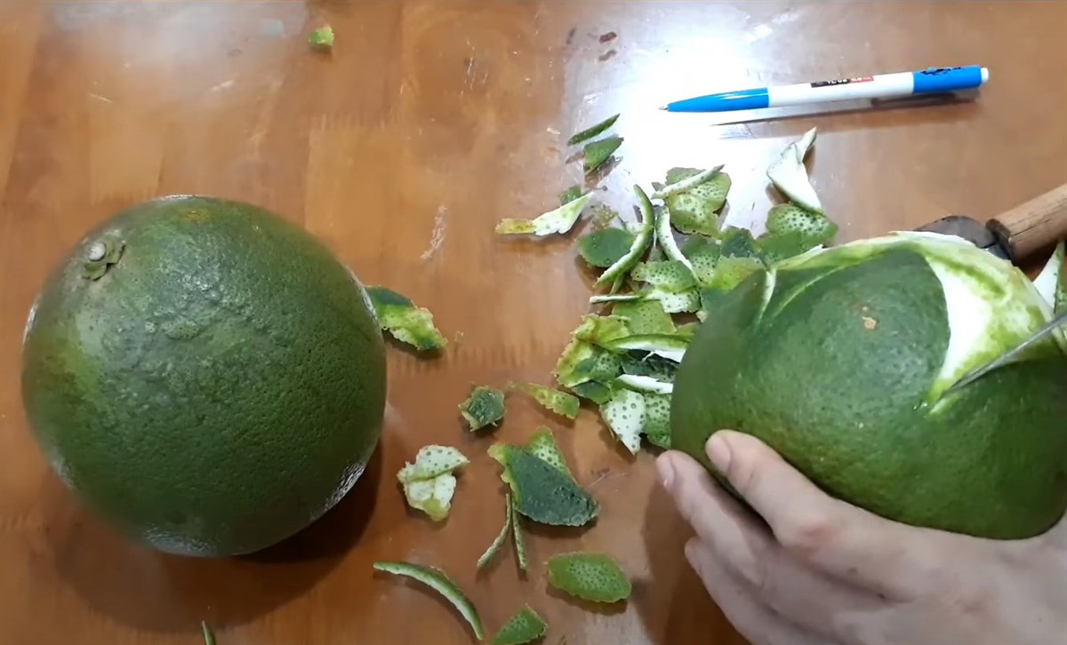 Khắc hình lá lên vỏ bưởi và gọn các phần xanh còn lại