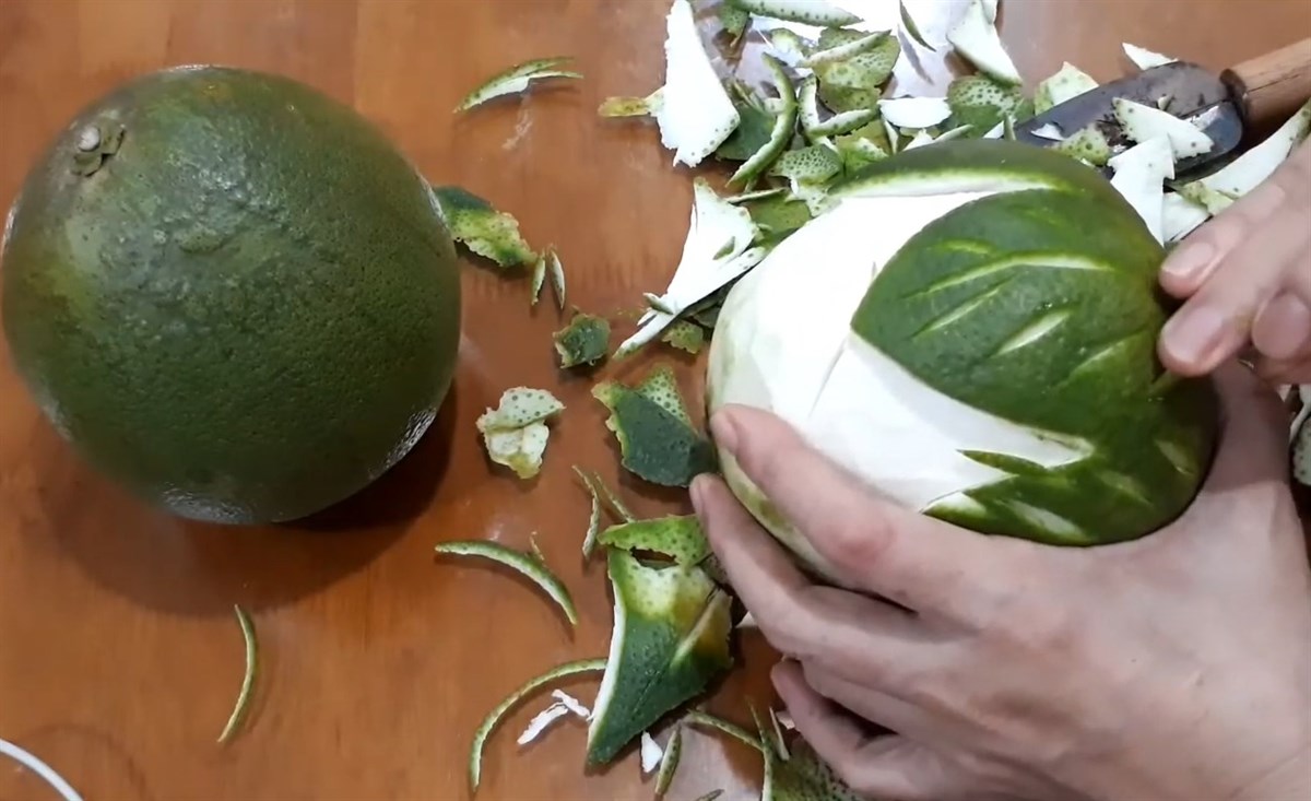 Khắc tạo hình lá hoa hồng trên vỏ bưởi