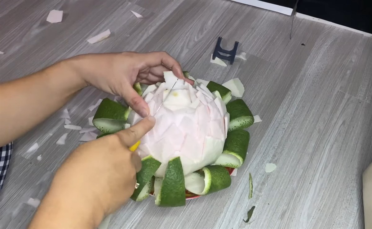 Tiếp tục cắt tỉa để hoàn thiện hoa sen từ quả bưởi