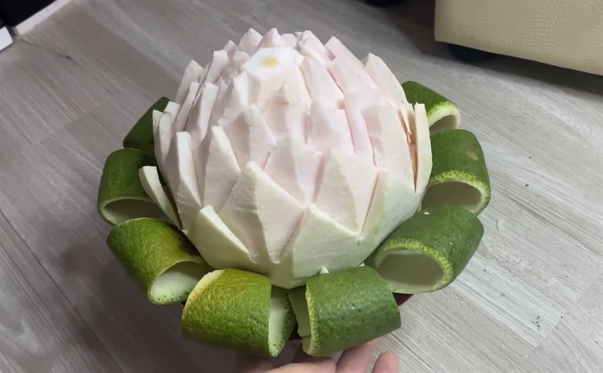 Hoa sen làm bằng quả bưởi